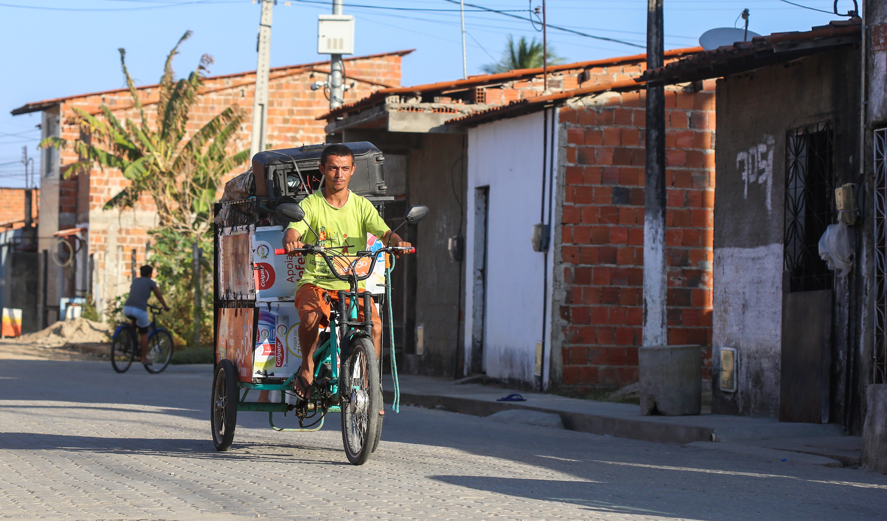 João Batista andando na bicicleta elétrica do re-ciclo